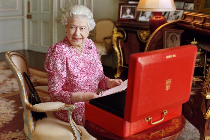 英格兰官宣解除所有防疫限制！女王确诊后做了什么，为何被赞“好榜样”？