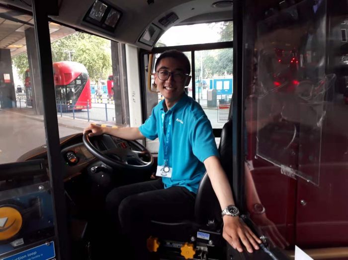 中国男生在帝国理工读博，却考遍英国驾照！能开坦克，会驾巴士，送过快递，但他真正目的竟是……