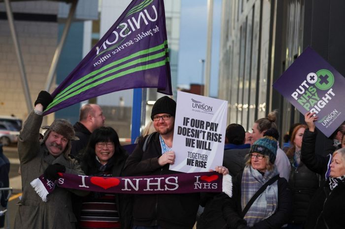 英国上万救护员罢工，政府吁民众今天别 “闹腾”！受伤生病或没人救？