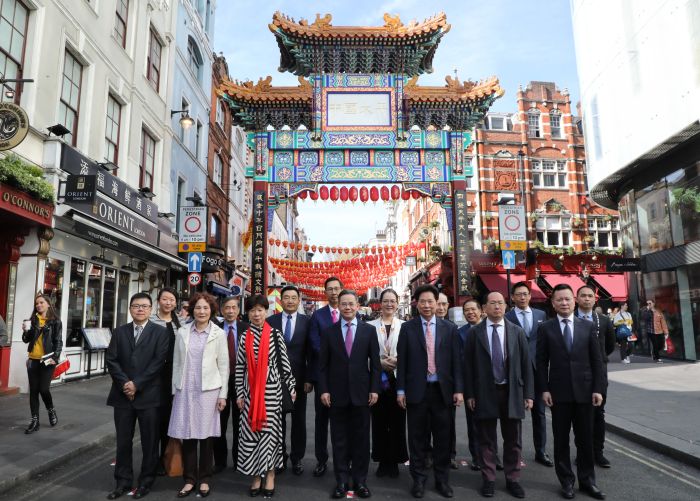 中国驻英大使郑泽光向在英华侨华人、中资机构人员、中国留学生发表新春贺辞