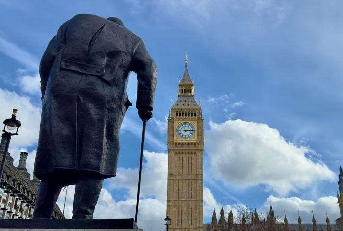 英国政府将对攀爬丘吉尔雕像者定罪