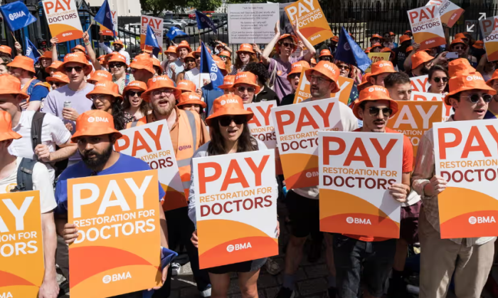 英国政府计划给医生和教师加薪4%！有人欢喜有人忧