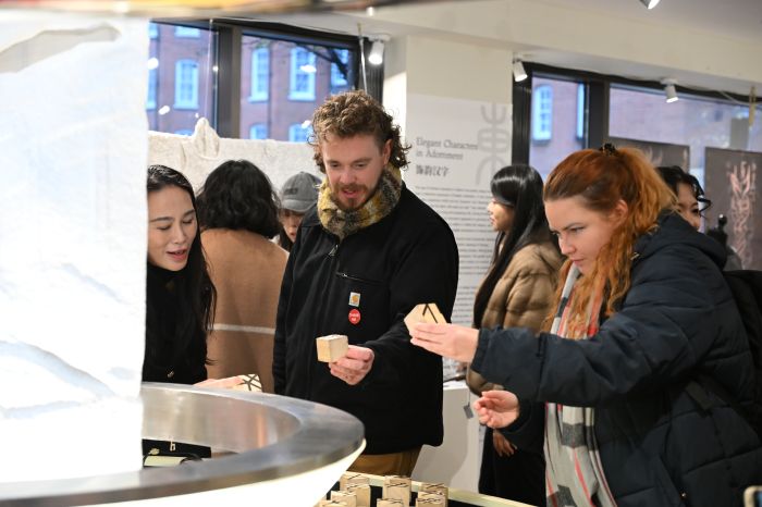 “西汉字·东字母”专题展伦敦开幕：汉字之美架起沟通金桥