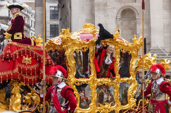 伦敦金融城市长巡游盛大举行：女性主题方阵与东方文化元素成亮点