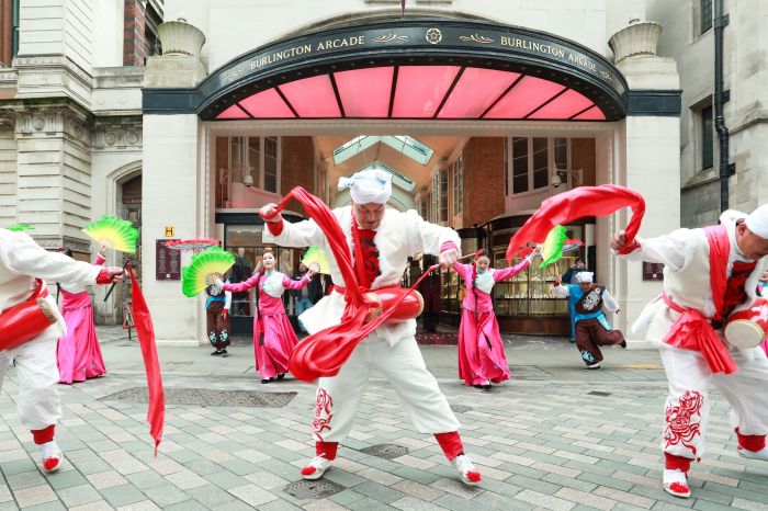 中国陕西腰鼓秧歌亮相伦敦百年地标伯灵顿拱廊  中国非遗庆新春